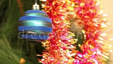 <strong>蓝球</strong>在圣诞树上摇摆